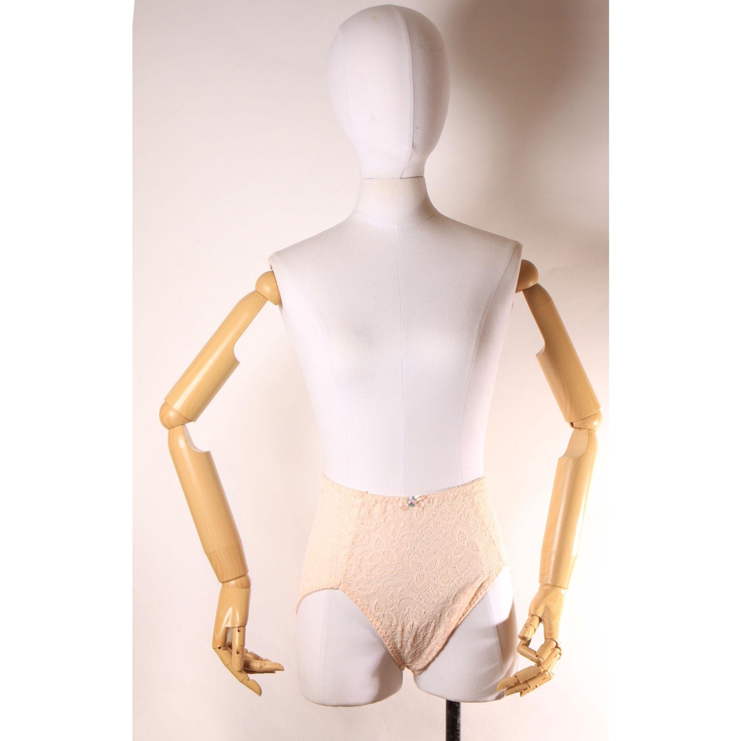 Late 1970s Early 1980s Peach Pink Floral Lace High Waisted Floral Detail Underwear Panties by Bali-XL