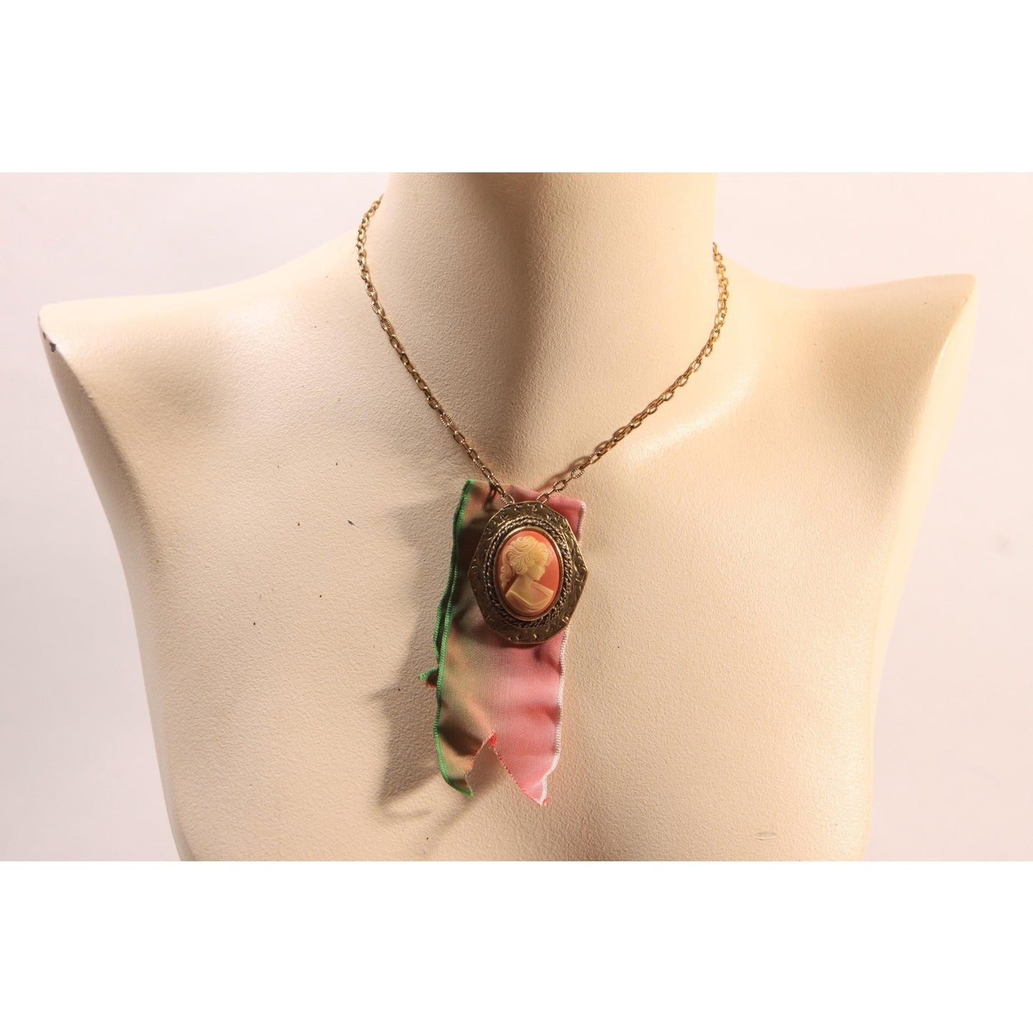 1950s 1960s Pink and Gold Tone Metal Cameo Ribbon Pendant Necklace