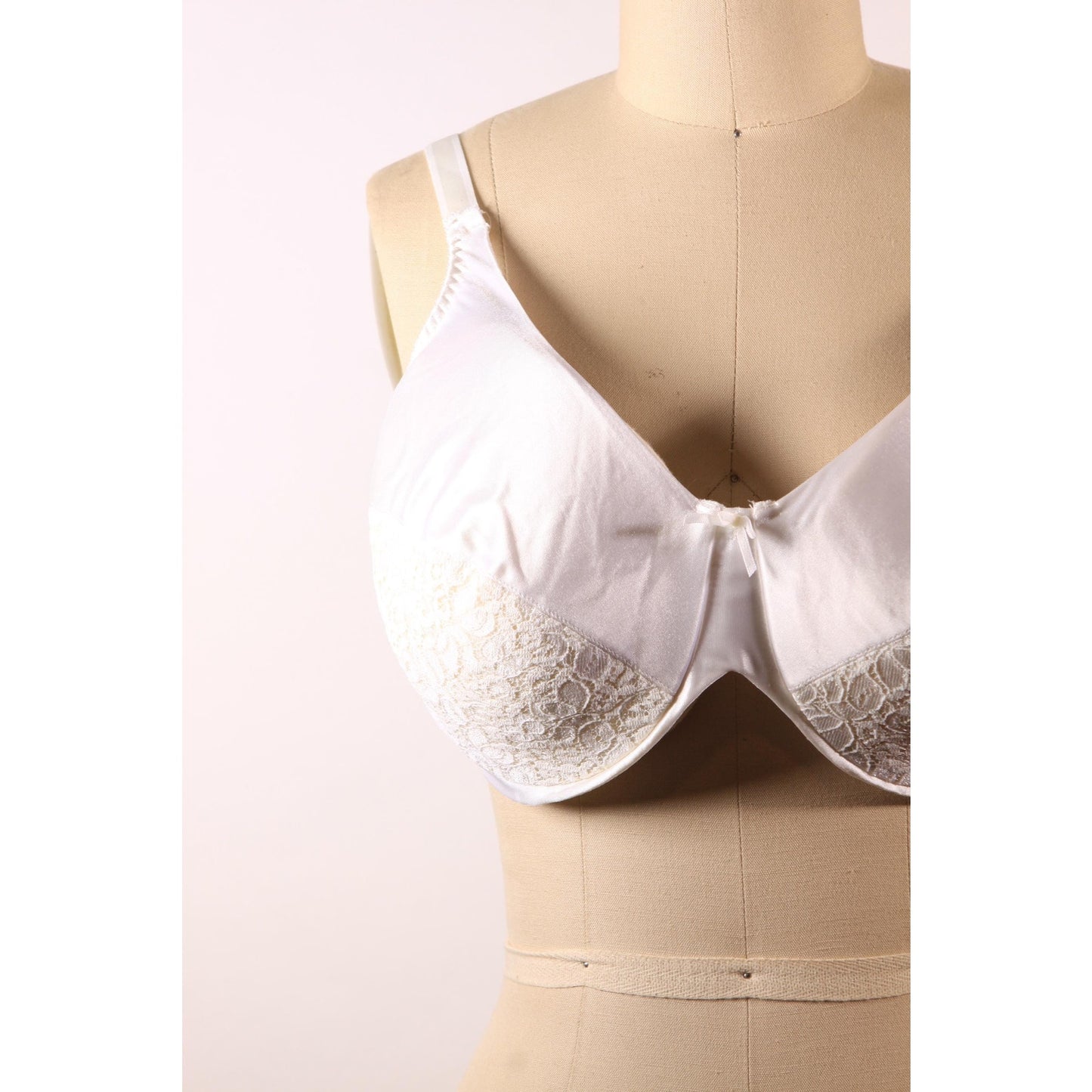 1970s 1980s White Sheer Floral Lace Bow Detail Bra by Rendezvous Maidenform-40C