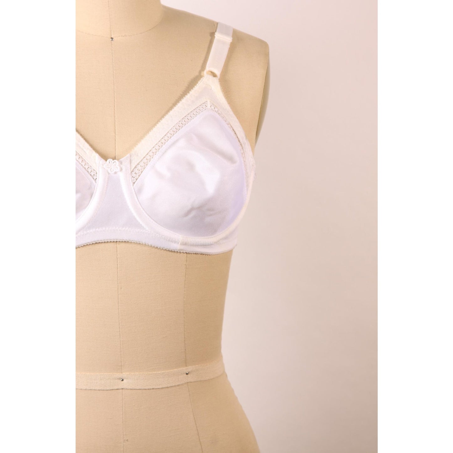 1970s White Lace Trim Floral Detail Bra by Support Can Be Beautiful-36B