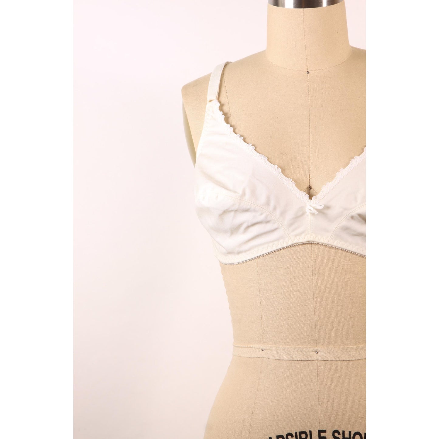 1970s White Lace Trim Bow Detail Bra by Maidenform-38B