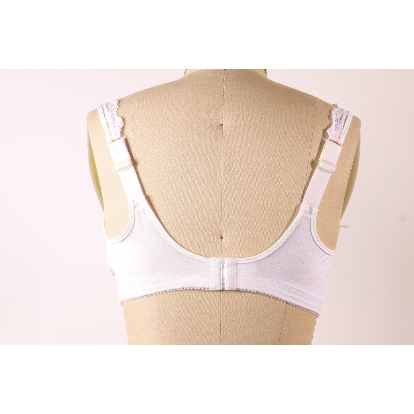 1980s White and Beige Floral Lace Bow Detail Bra by Classique-38B