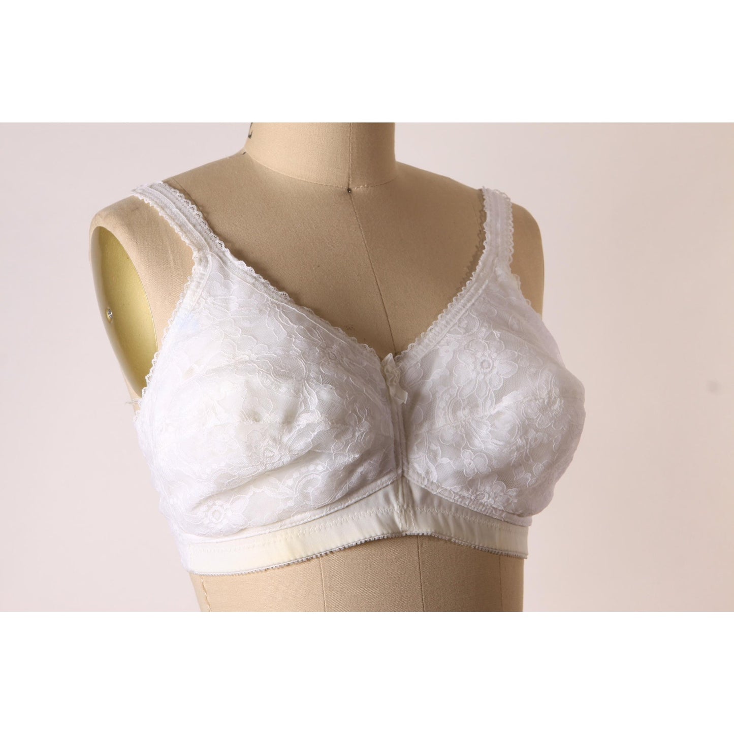 1970s White Floral Lace Floral Bow Detail Padded Bra by Jodee Surgical-40C
