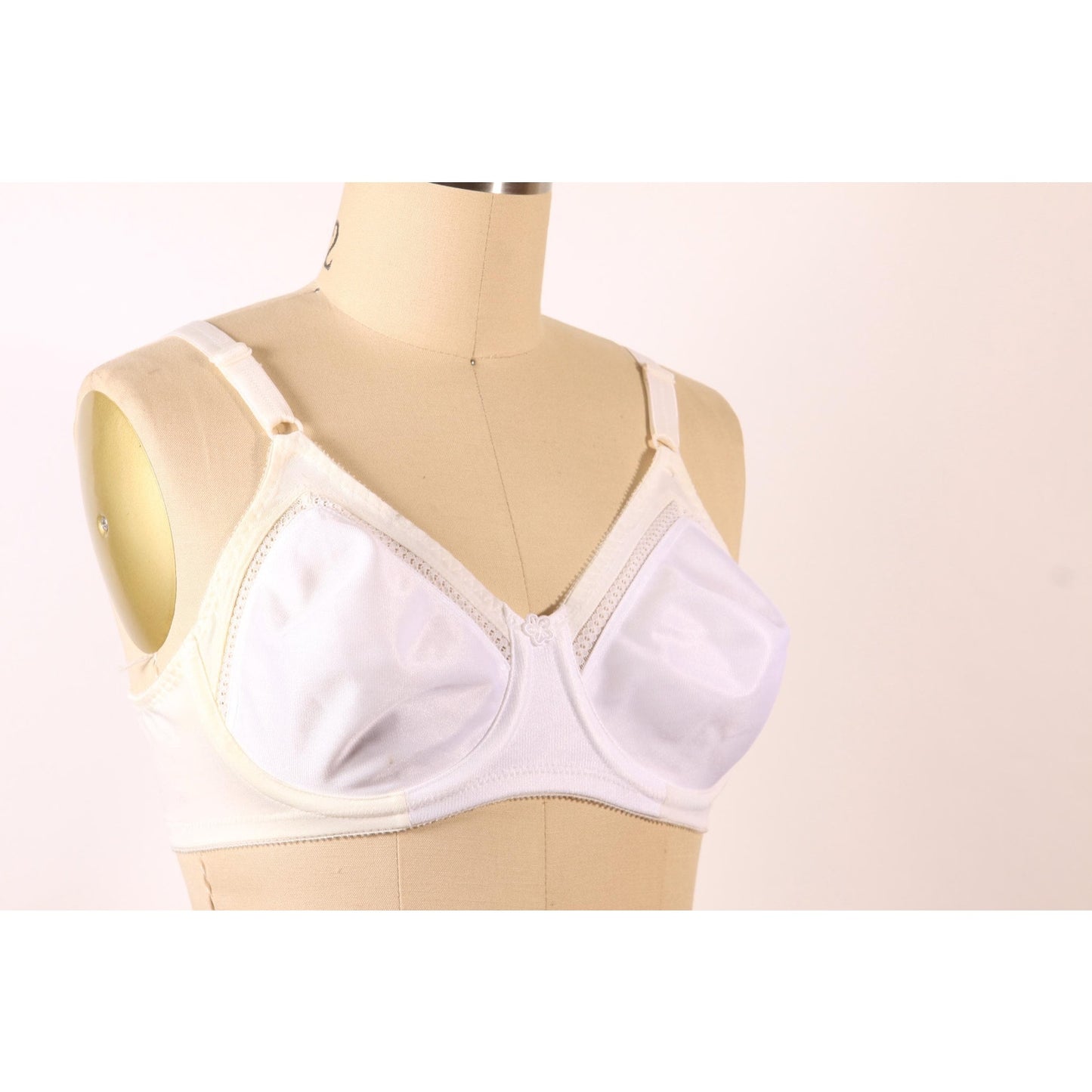 1970s White Lace Trim Floral Detail Bra by Support Can Be Beautiful-36B