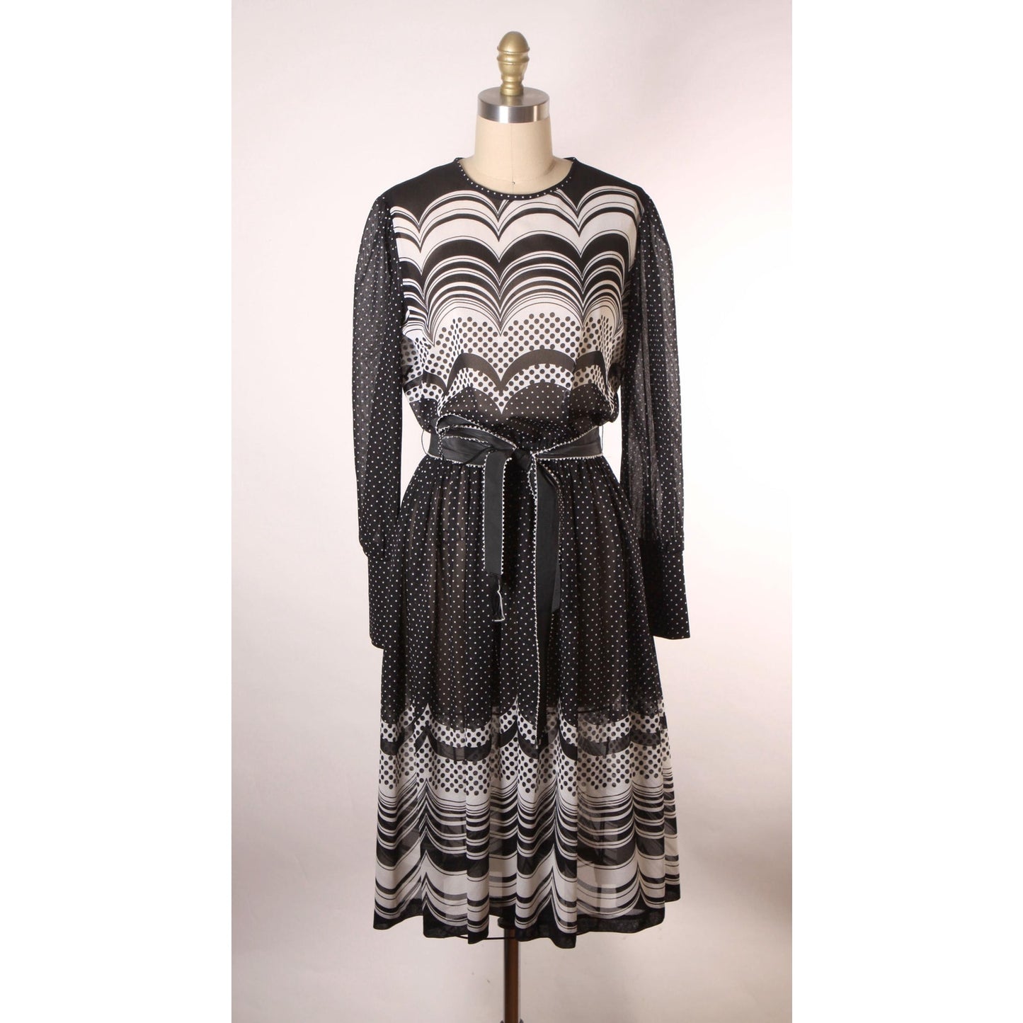 1970s Black and White Scalloped Mod Long Sleeve Belted Flared Skirt Dress -L