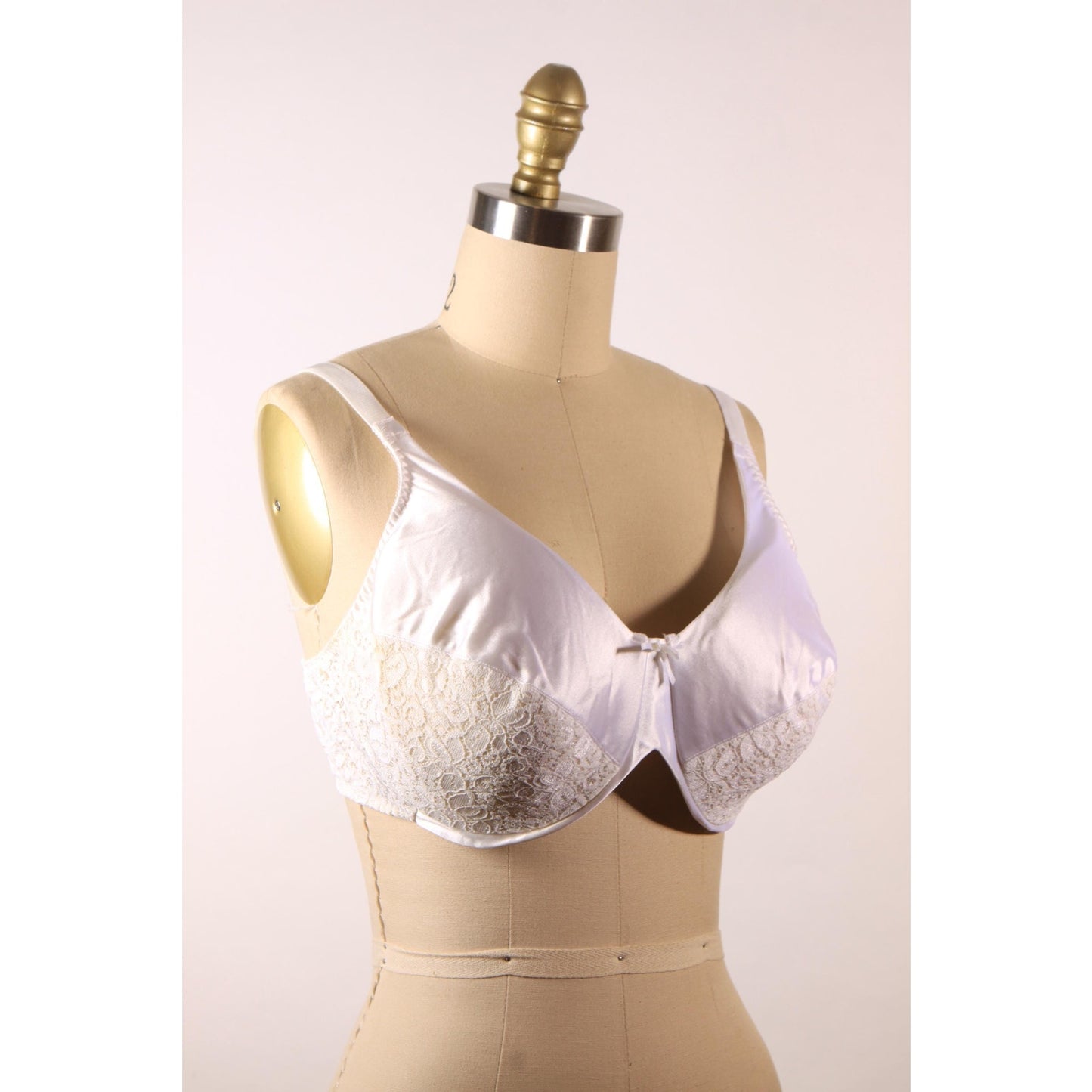 1970s 1980s White Sheer Floral Lace Bow Detail Bra by Rendezvous Maidenform-40C