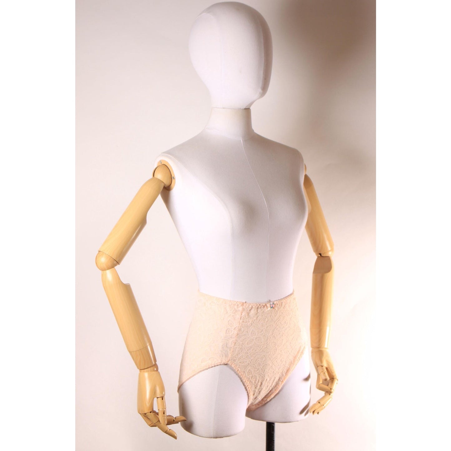 Late 1970s Early 1980s Peach Pink Floral Lace High Waisted Floral Detail Underwear Panties by Bali-XL