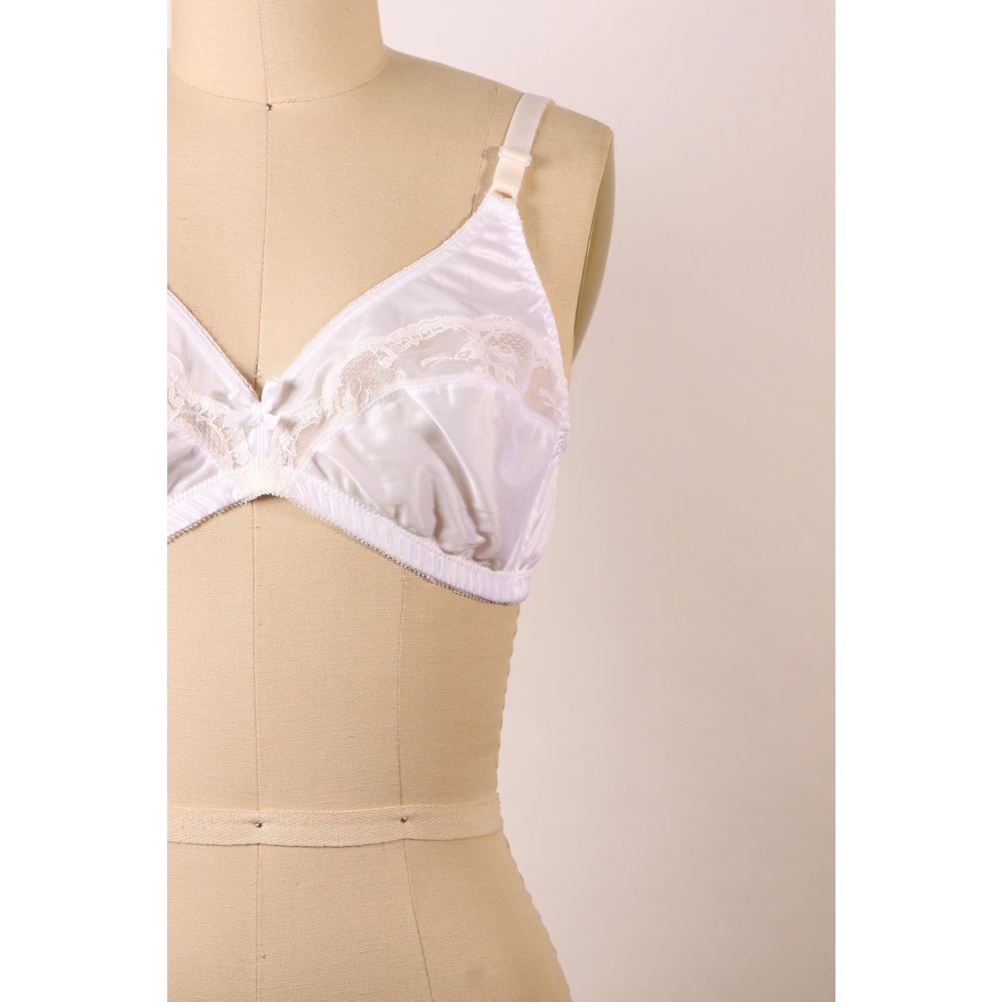 1970s 1980s White Sheer Floral Lace Trim Bow Detail Bra by Bali-38B