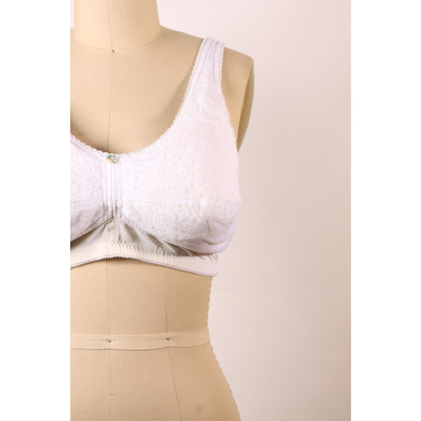 1970s White Light Padded Floral Lace Floral Detail Bra by Jodee Surgical-40C