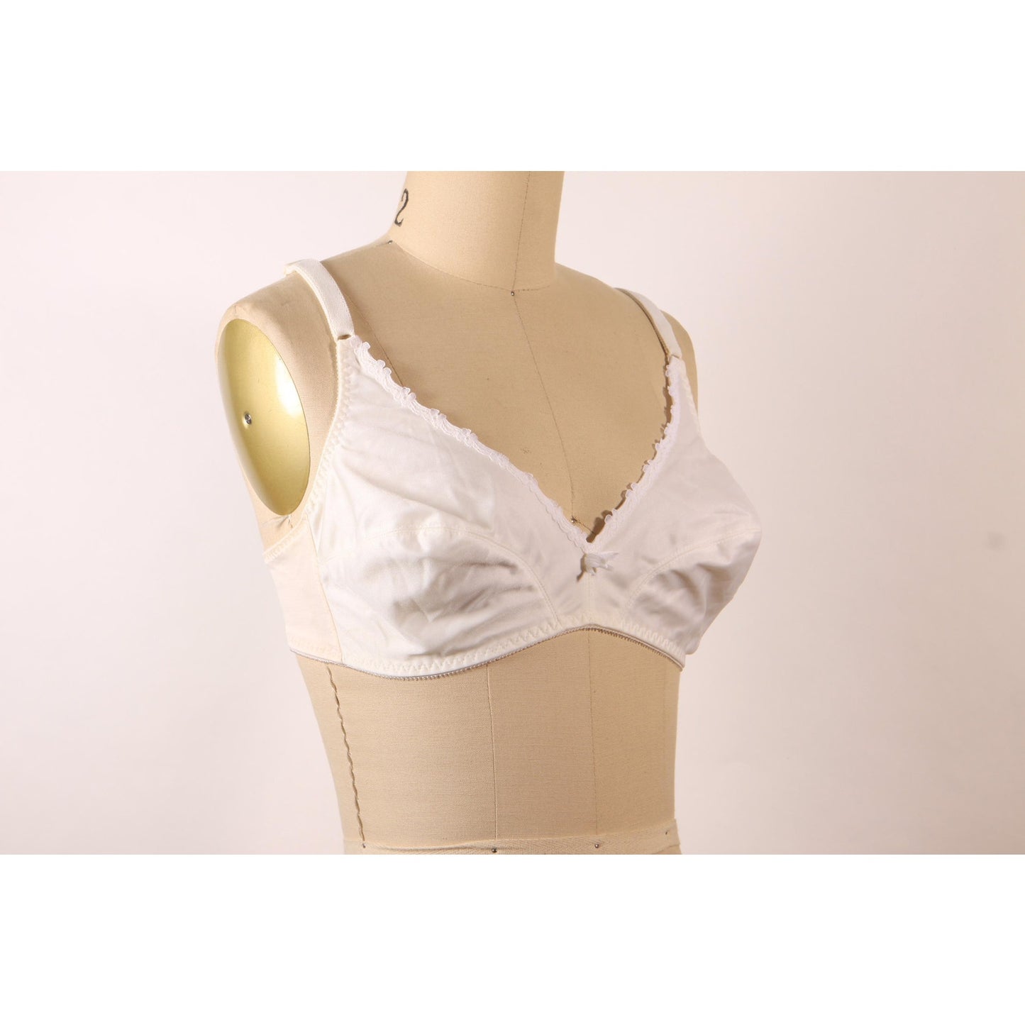 1970s White Lace Trim Bow Detail Bra by Maidenform-38B