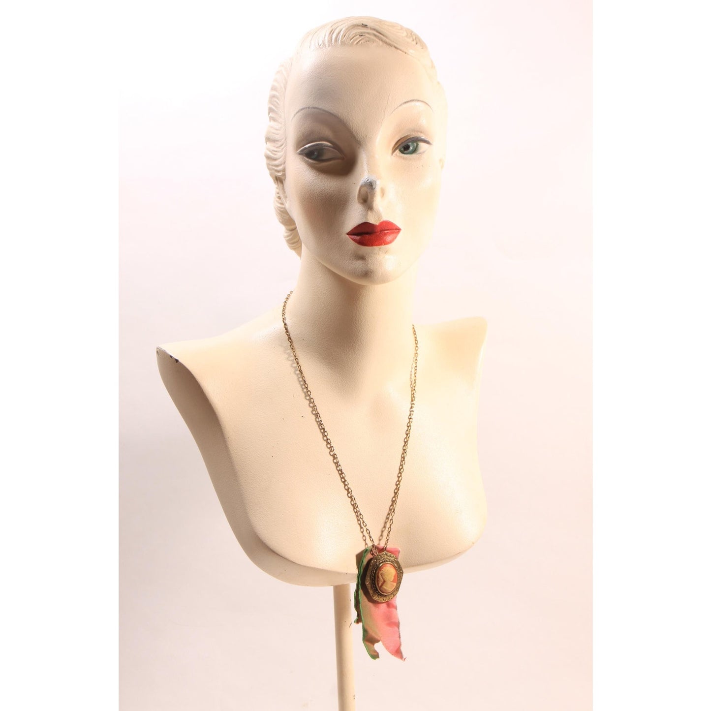 1950s 1960s Pink and Gold Tone Metal Cameo Ribbon Pendant Necklace