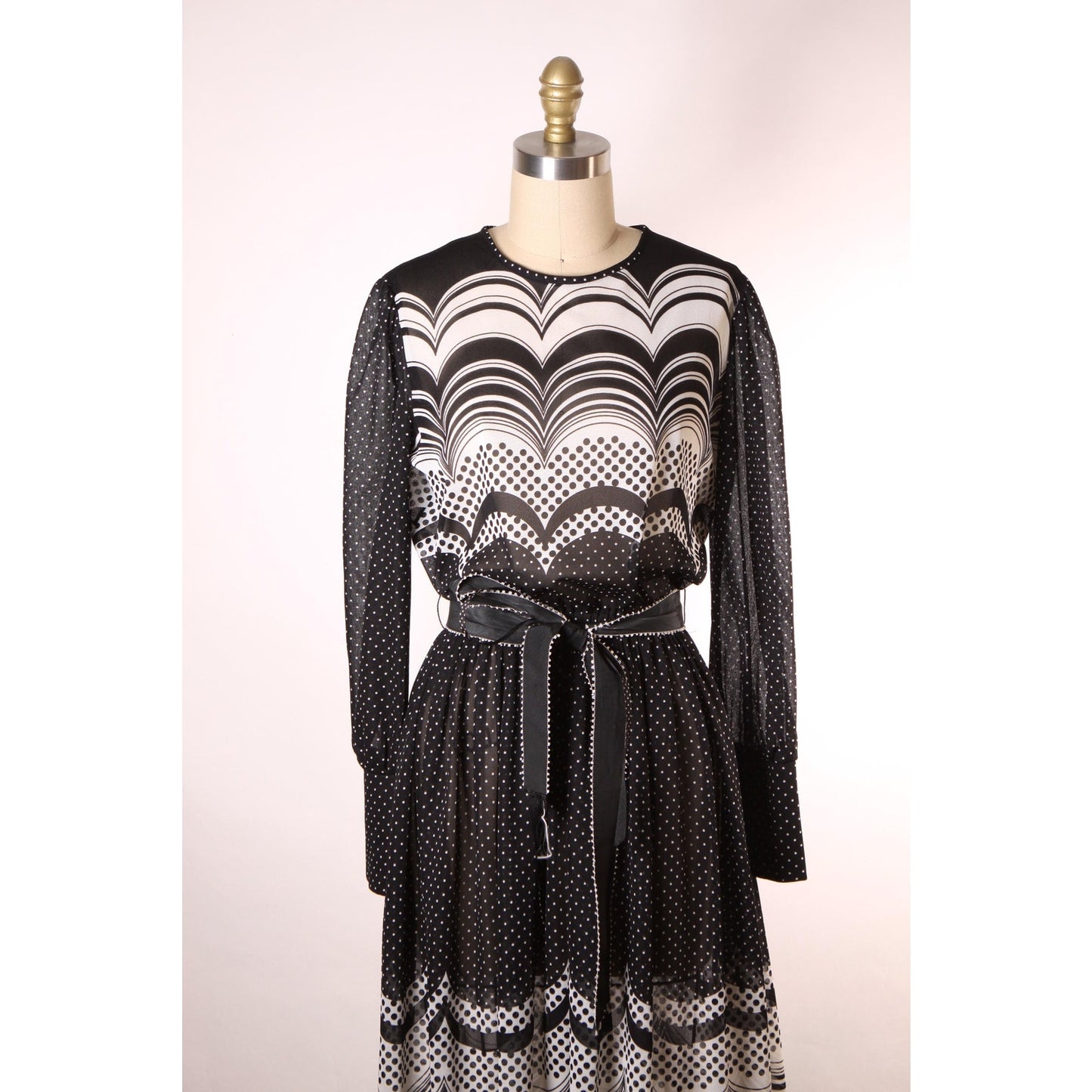 1970s Black and White Scalloped Mod Long Sleeve Belted Flared Skirt Dress -L