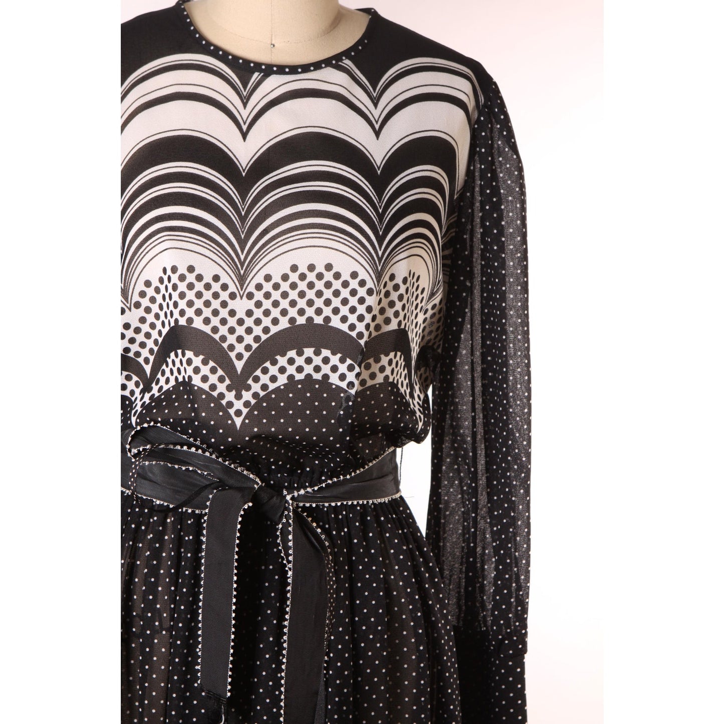 1970s Black and White Scalloped Mod Long Sleeve Belted Flared Skirt Dress -L