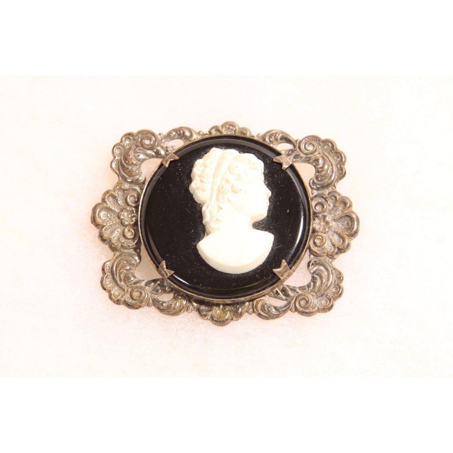 1940s 1950s Black and White Cameo Silver Tone Metal Brooch