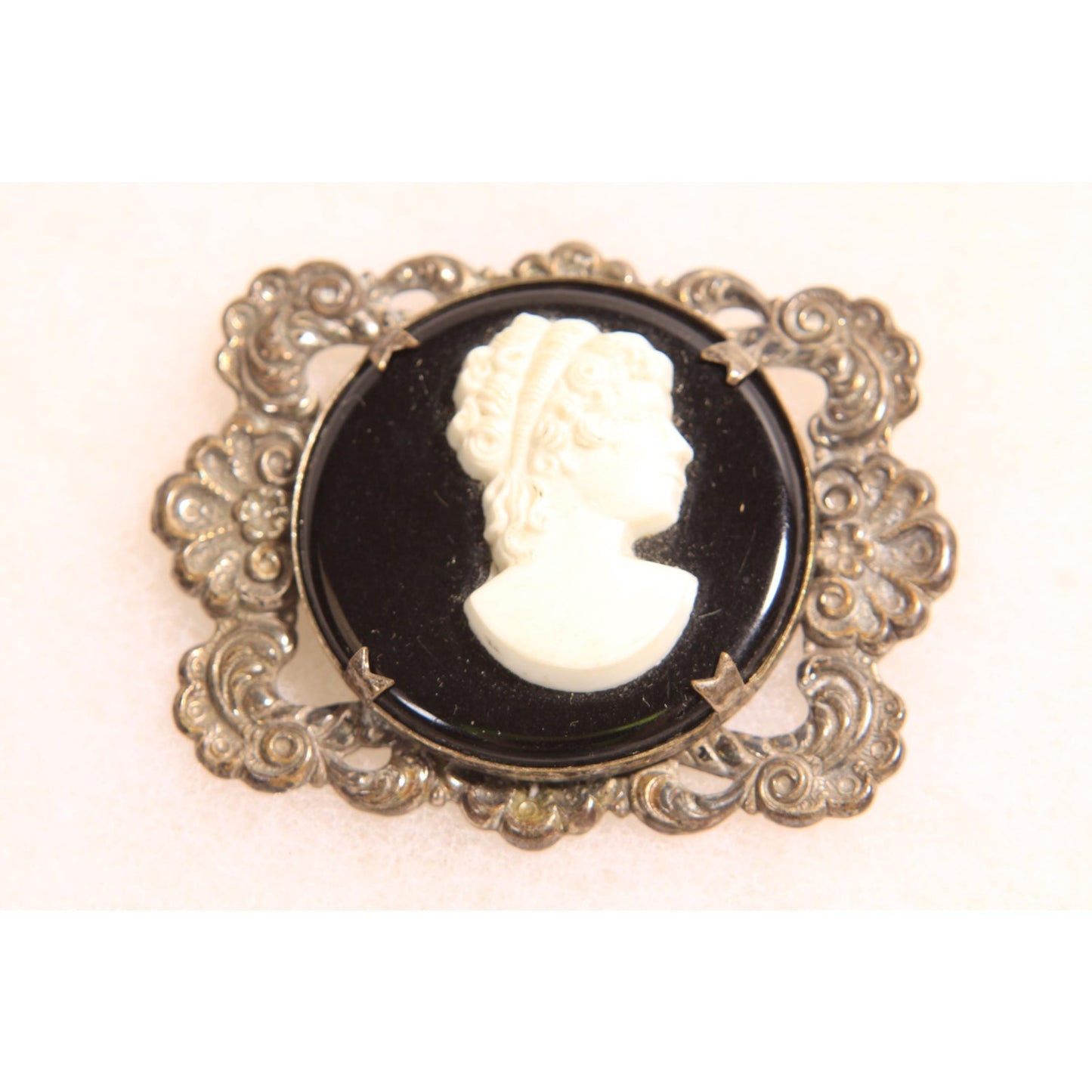 1940s 1950s Black and White Cameo Silver Tone Metal Brooch