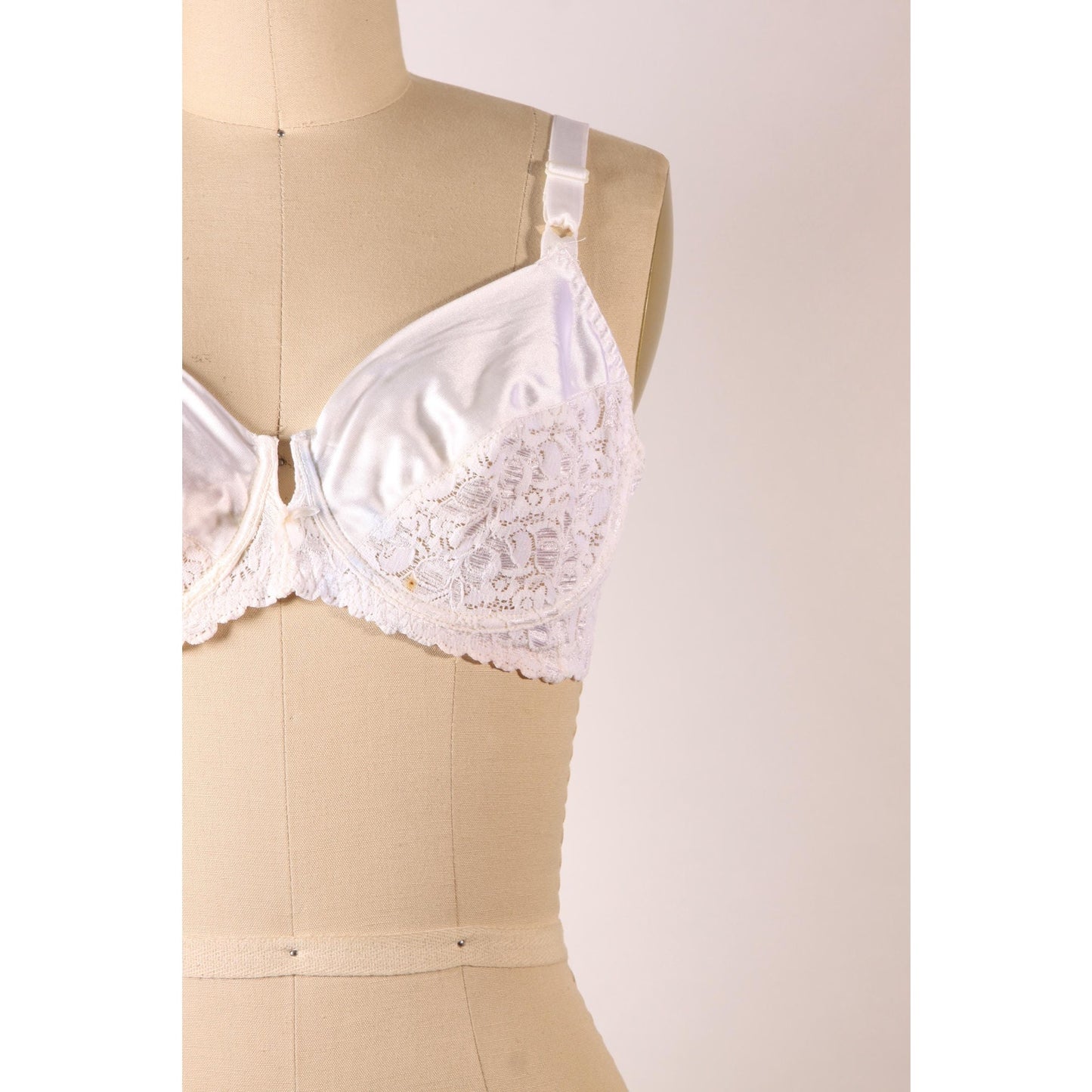 1970s 1980s White Sheer Floral Lace Bow Detail Bra by Rendezvous Maidenform-38B