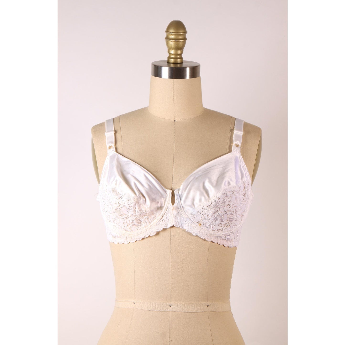 1970s 1980s White Sheer Floral Lace Bow Detail Bra by Rendezvous Maidenform-38B