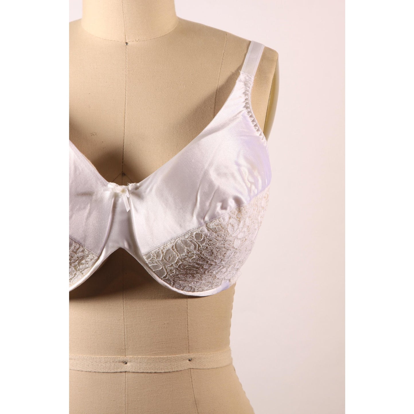 1970s 1980s White Sheer Floral Lace Bow Detail Bra by Rendezvous Maidenform-40C