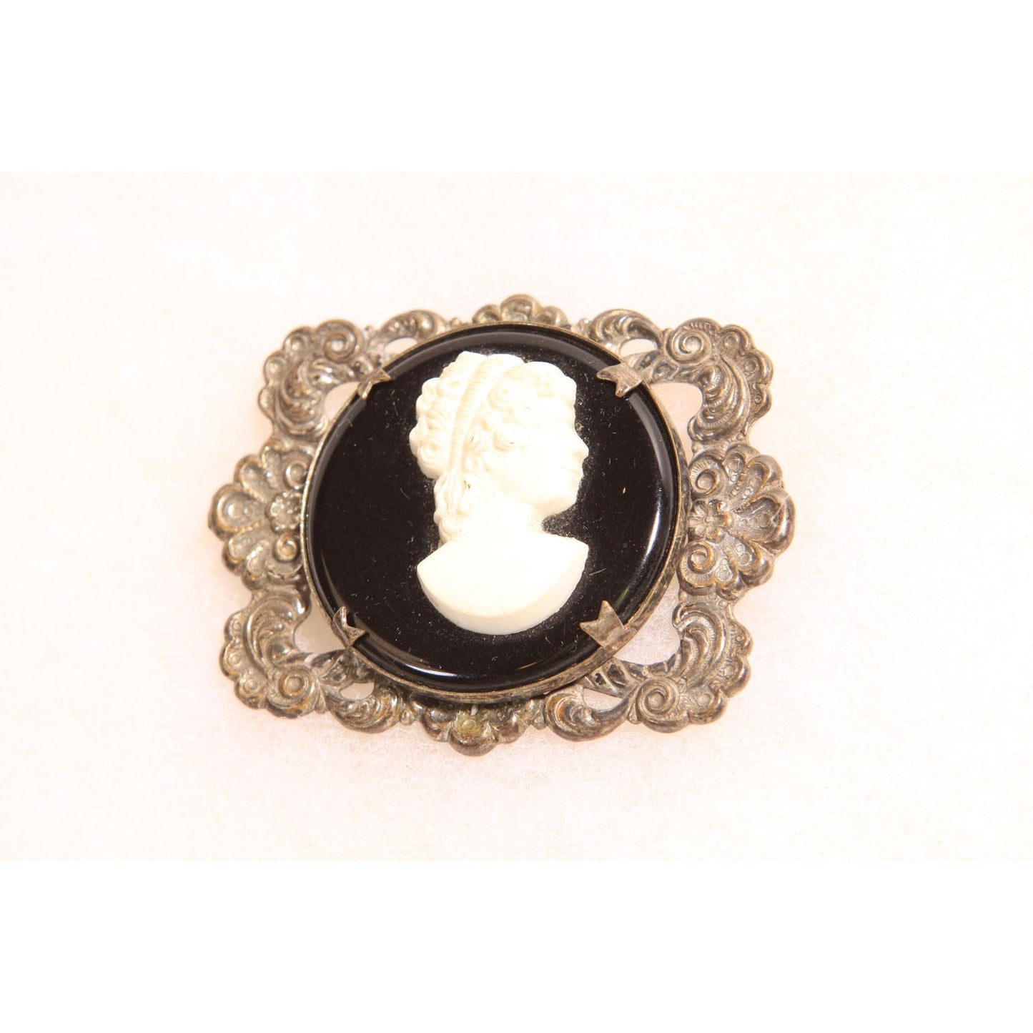 1940s 1950s Black and White Cameo Silver Tone Metal Brooch