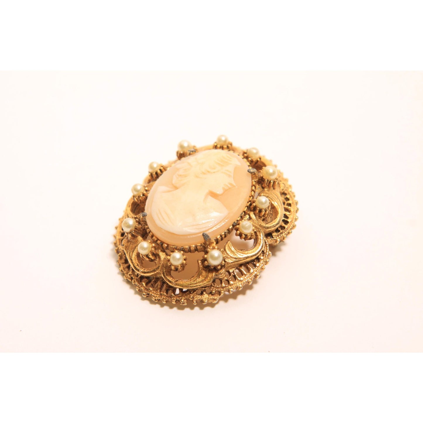 1950s 1960s Pink and Cream Cameo Gold Tone Metal Faux Pearl Pendant Brooch by Florenza