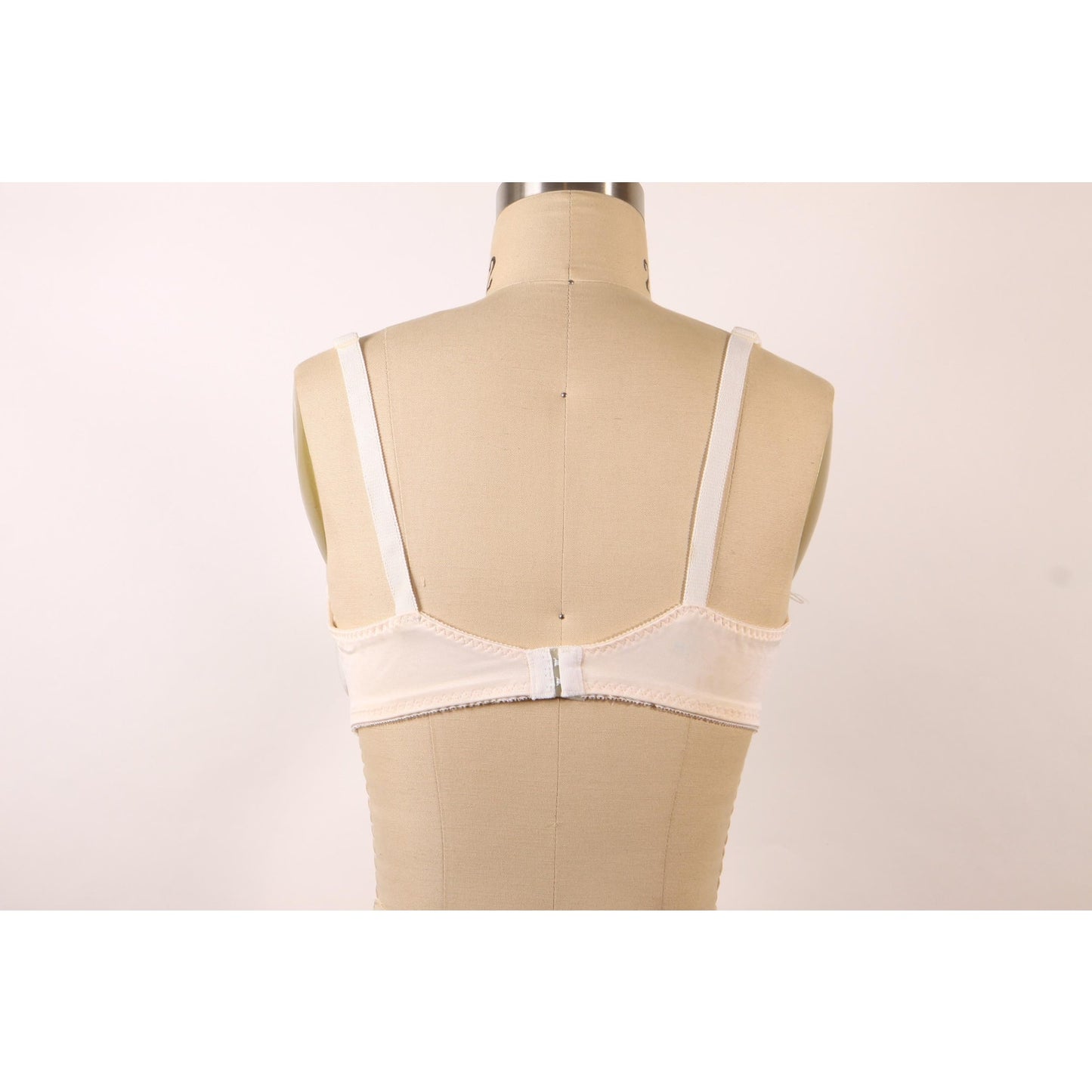 1970s White Lace Trim Bow Detail Bra by Maidenform-38B