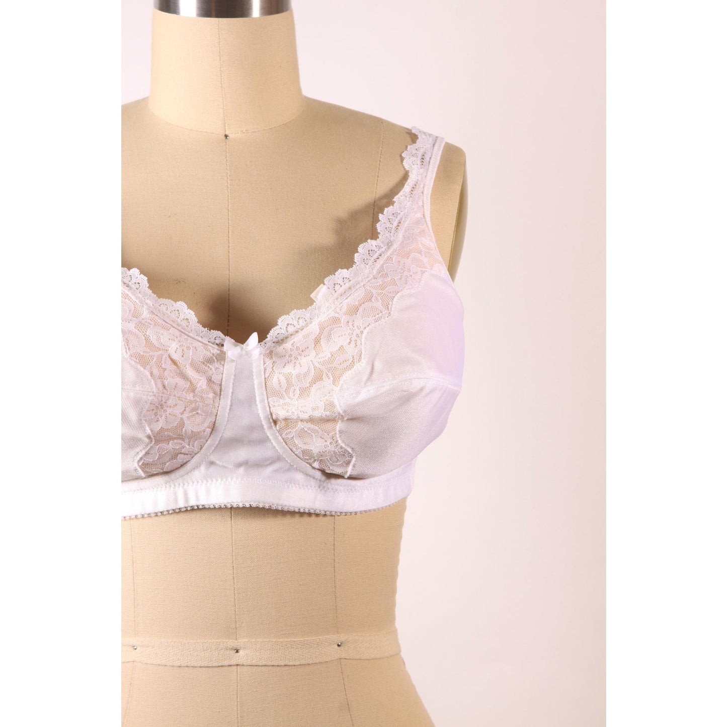 1980s White and Beige Floral Lace Bow Detail Bra by Classique-38B