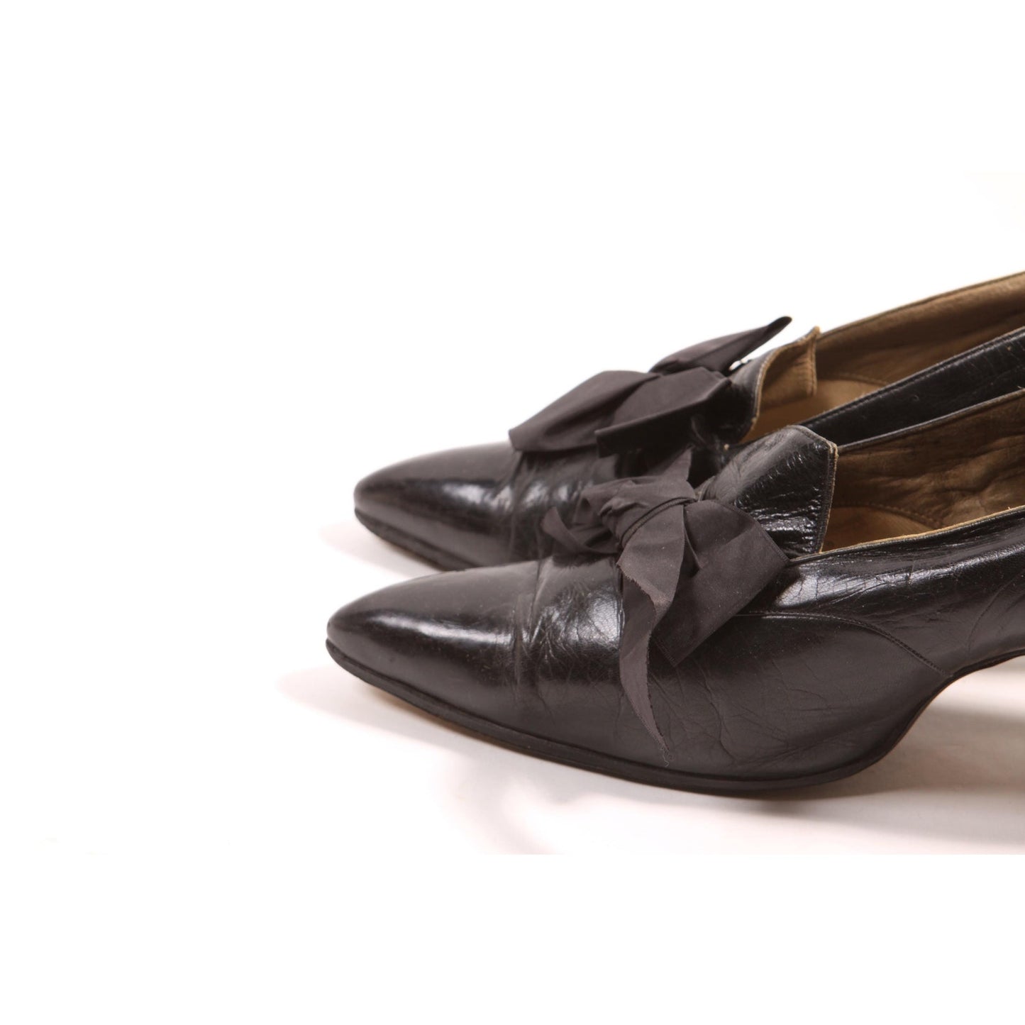 Antique 1910s Edwardian Black Pointed Toe Bow Detail Leather High Heel Pump Shoes by W & W Shoe Company Springfield MO