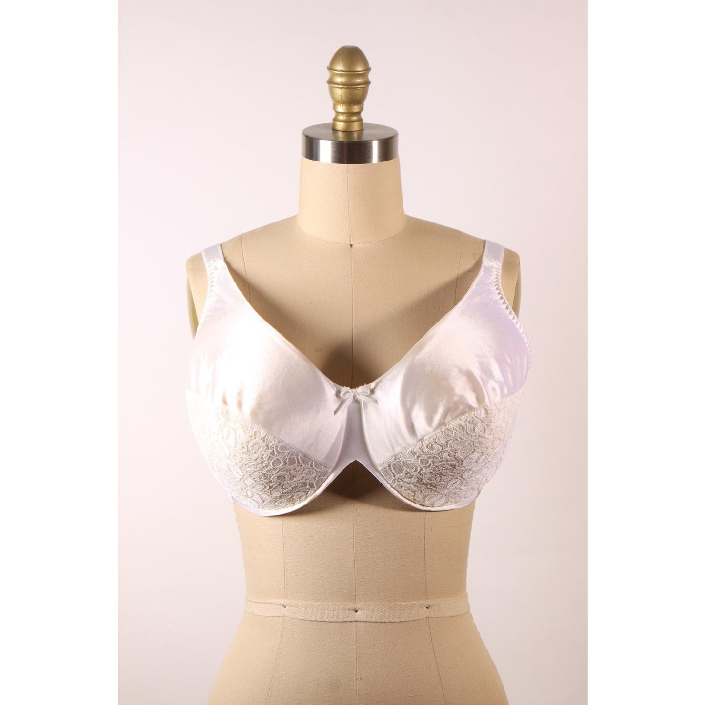 1970s 1980s White Floral Lace Bow Detail Bra by Rendezvous Maidenform-38D