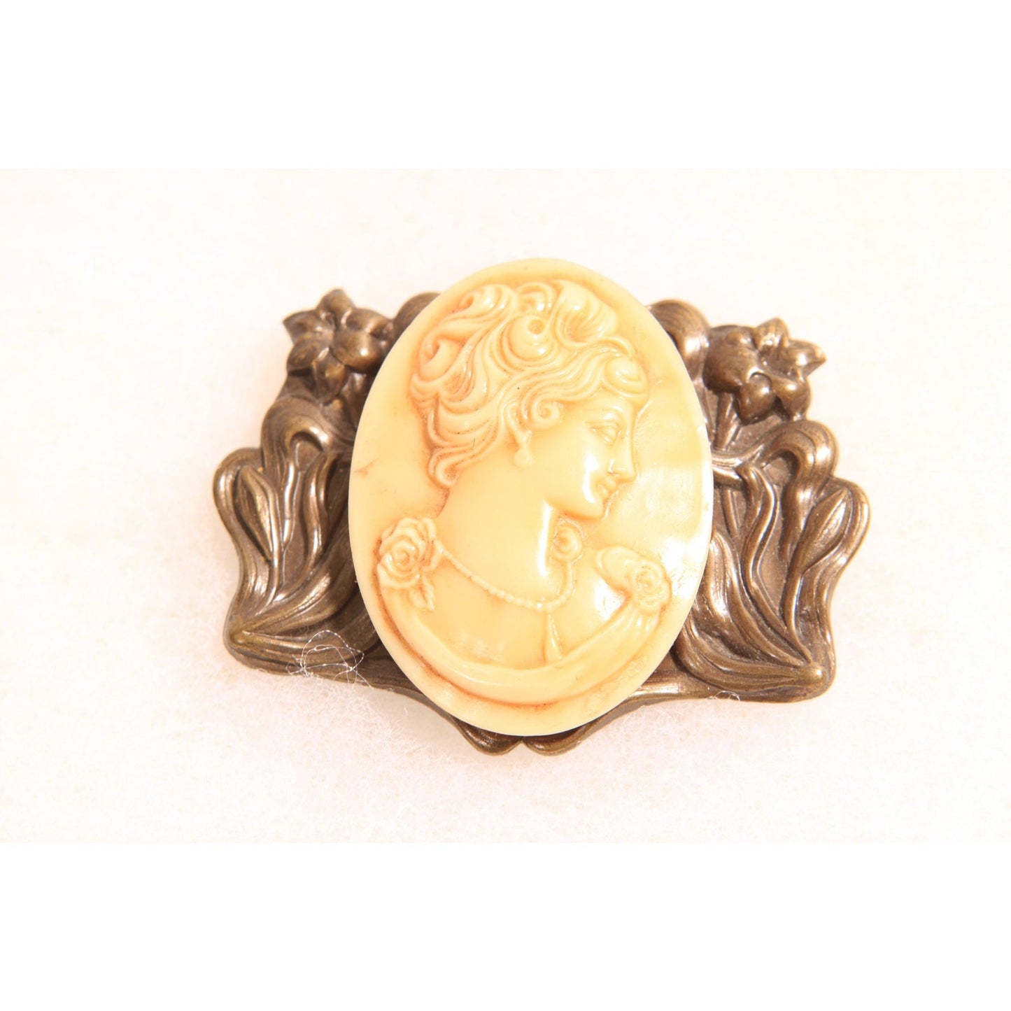 1930s Art Nouveau Floral Swirl Silver Tone Metal and Cream Cameo Brooch