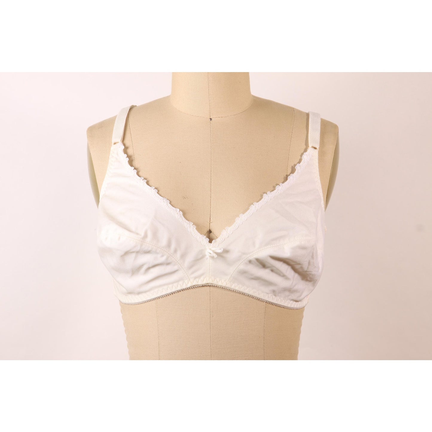 1970s White Lace Trim Bow Detail Bra by Maidenform-38B