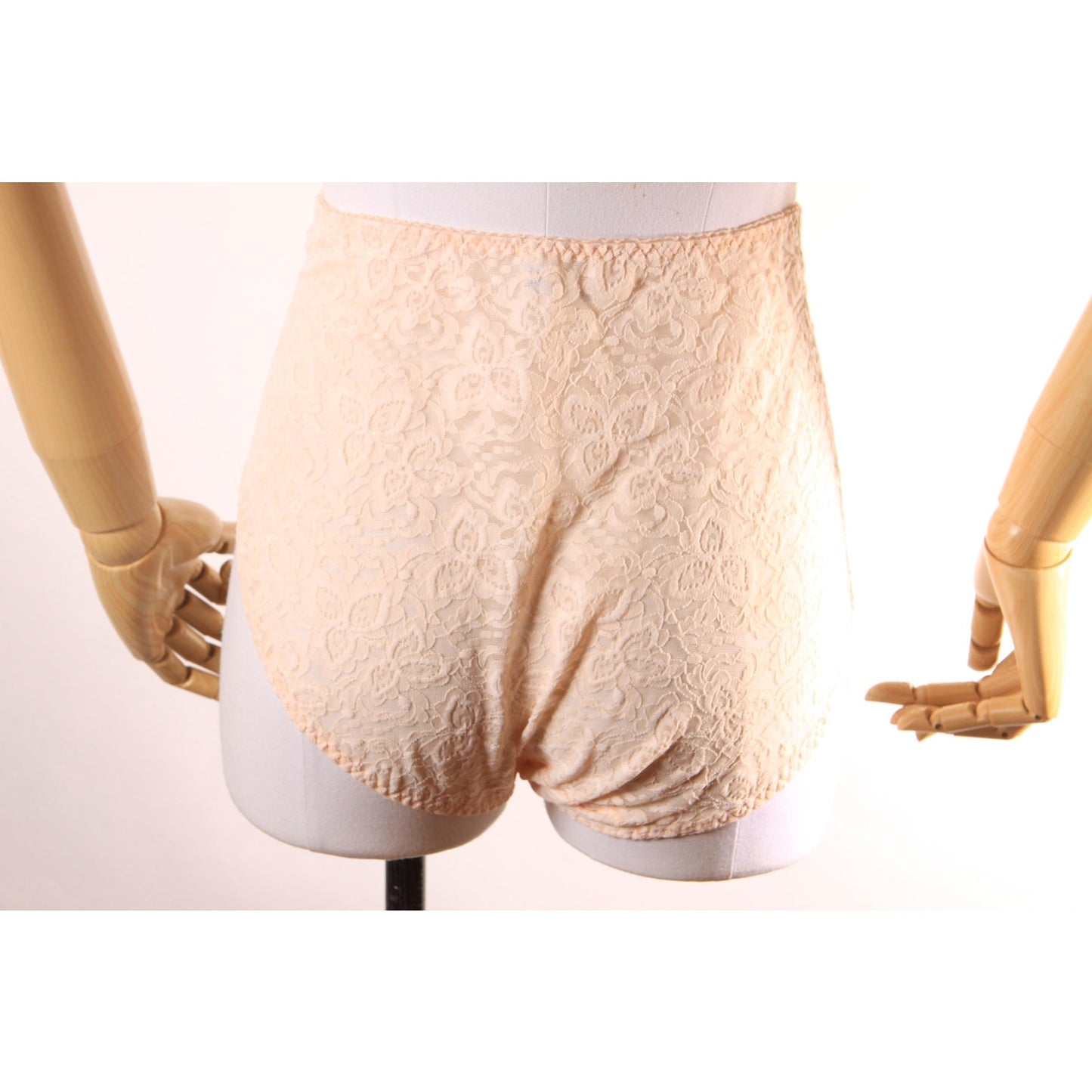 Late 1970s Early 1980s Peach Pink Floral Lace High Waisted Floral Detail Underwear Panties by Bali-XL