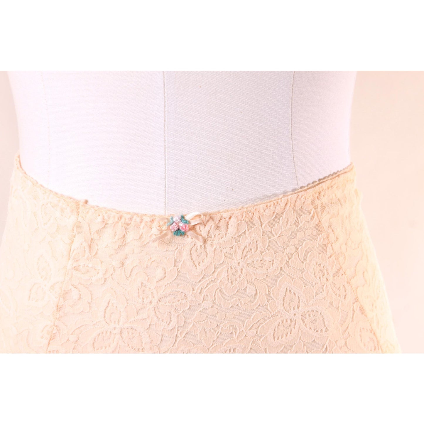 Late 1970s Early 1980s Peach Pink Floral Lace High Waisted Floral Detail Underwear Panties by Bali-XL