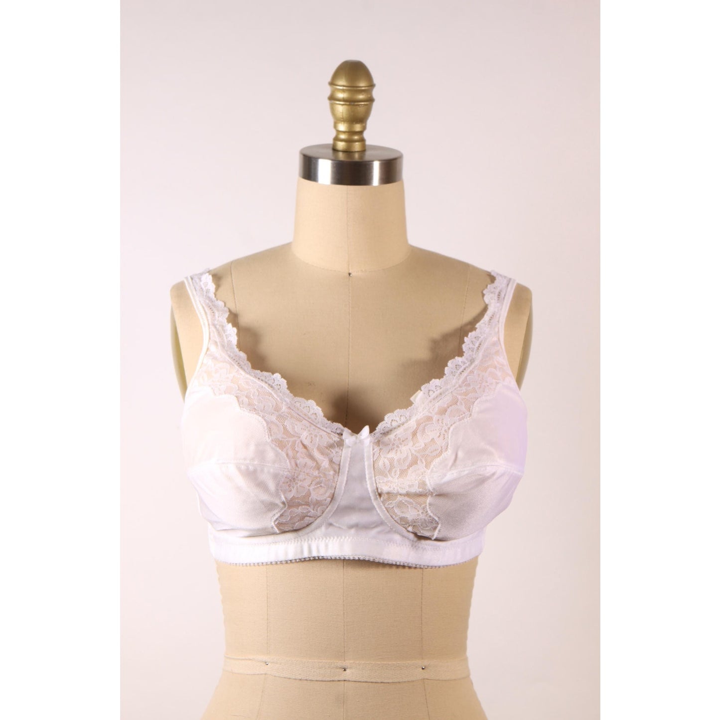 1980s White and Beige Floral Lace Bow Detail Bra by Classique-38B