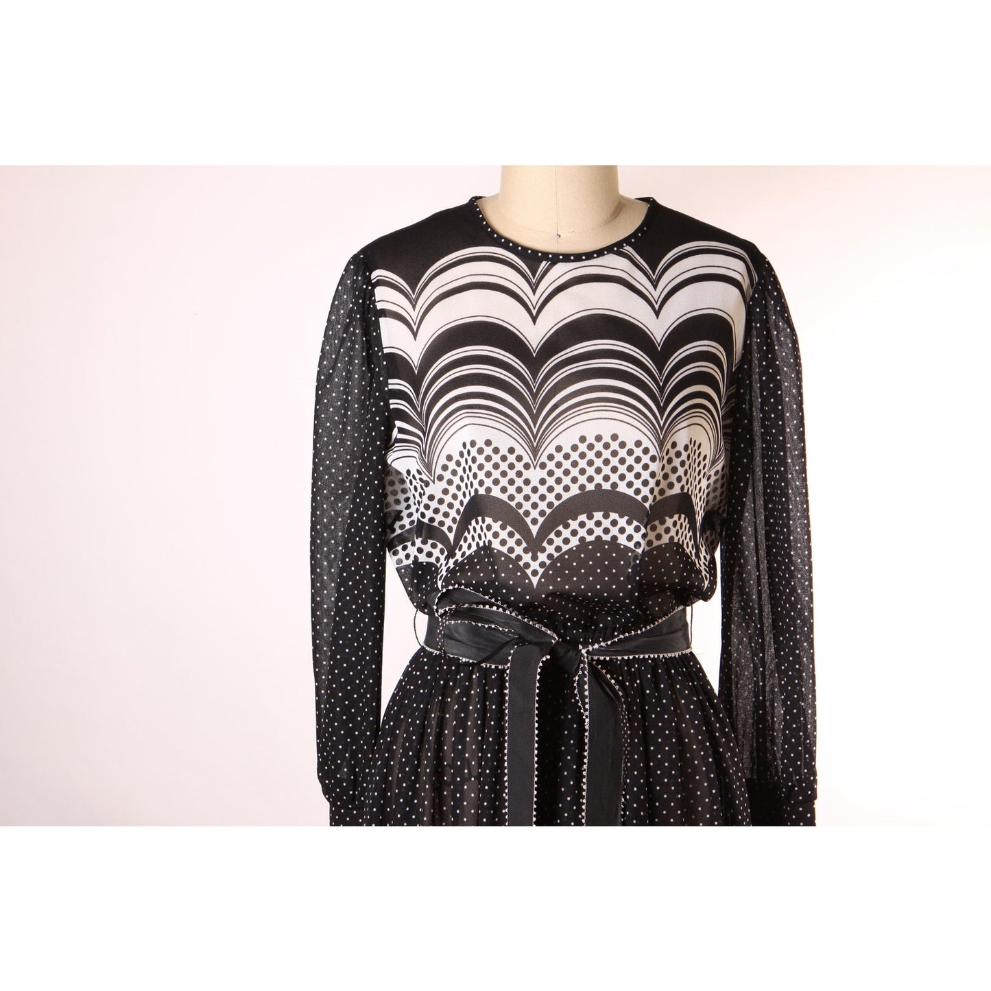 1970s Black and White Scalloped Mod Long Sleeve Belted Flared Skirt Dress -L