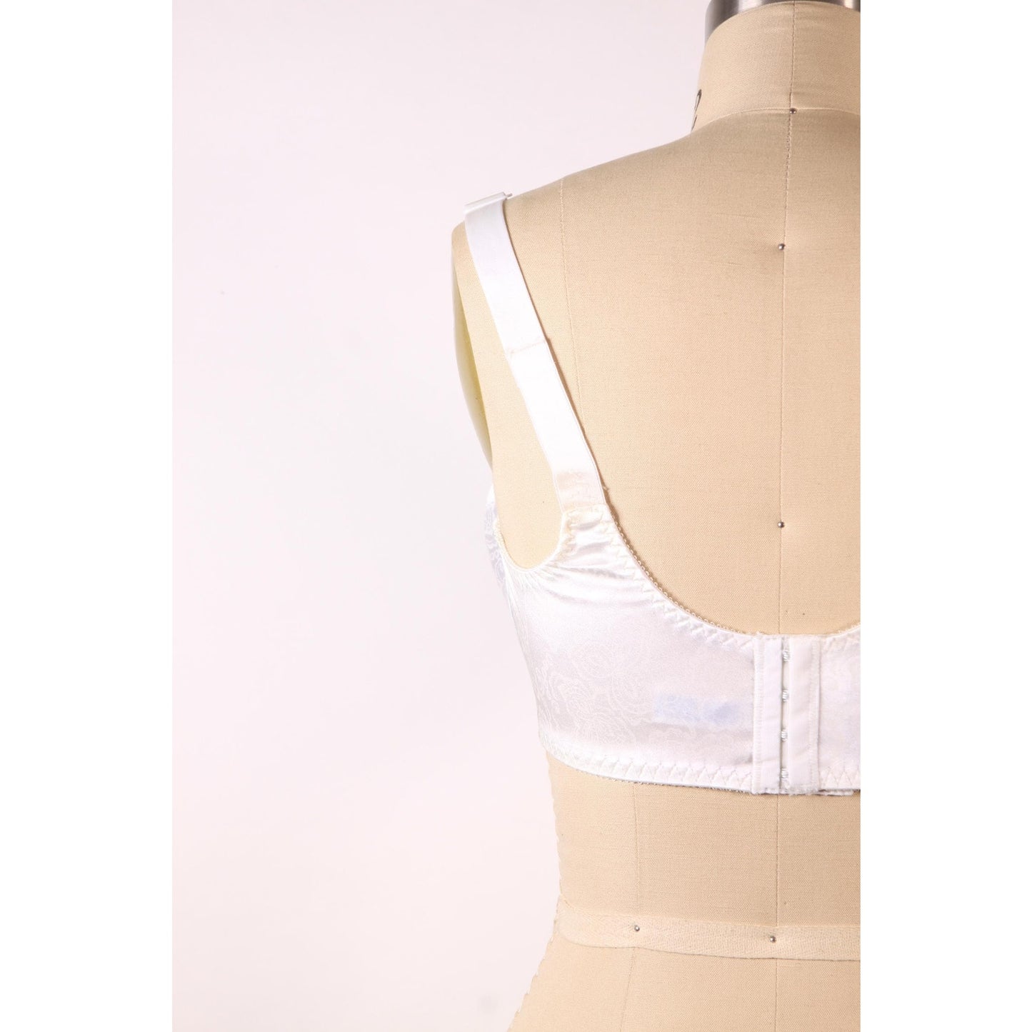 1980s White Floral Pattern Bow Detail Bra by Bali-38D