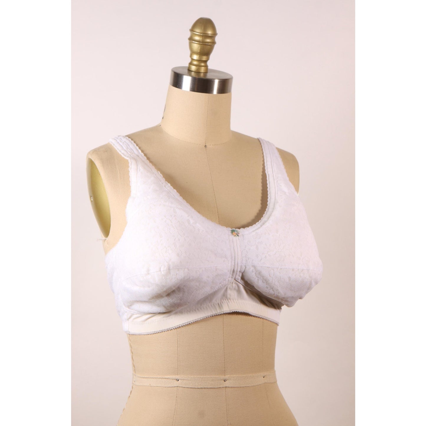 1970s White Light Padded Floral Lace Floral Detail Bra by Jodee Surgical-40C