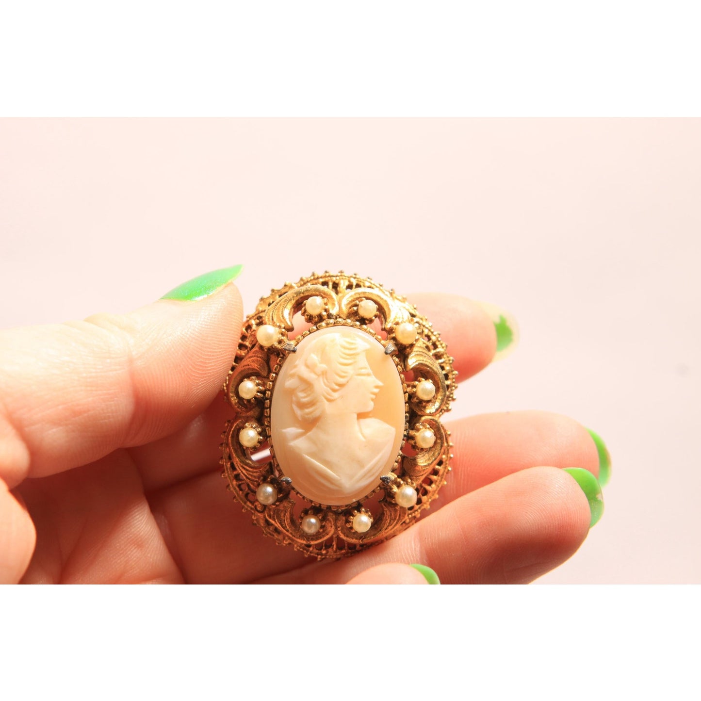 1950s 1960s Pink and Cream Cameo Gold Tone Metal Faux Pearl Pendant Brooch by Florenza