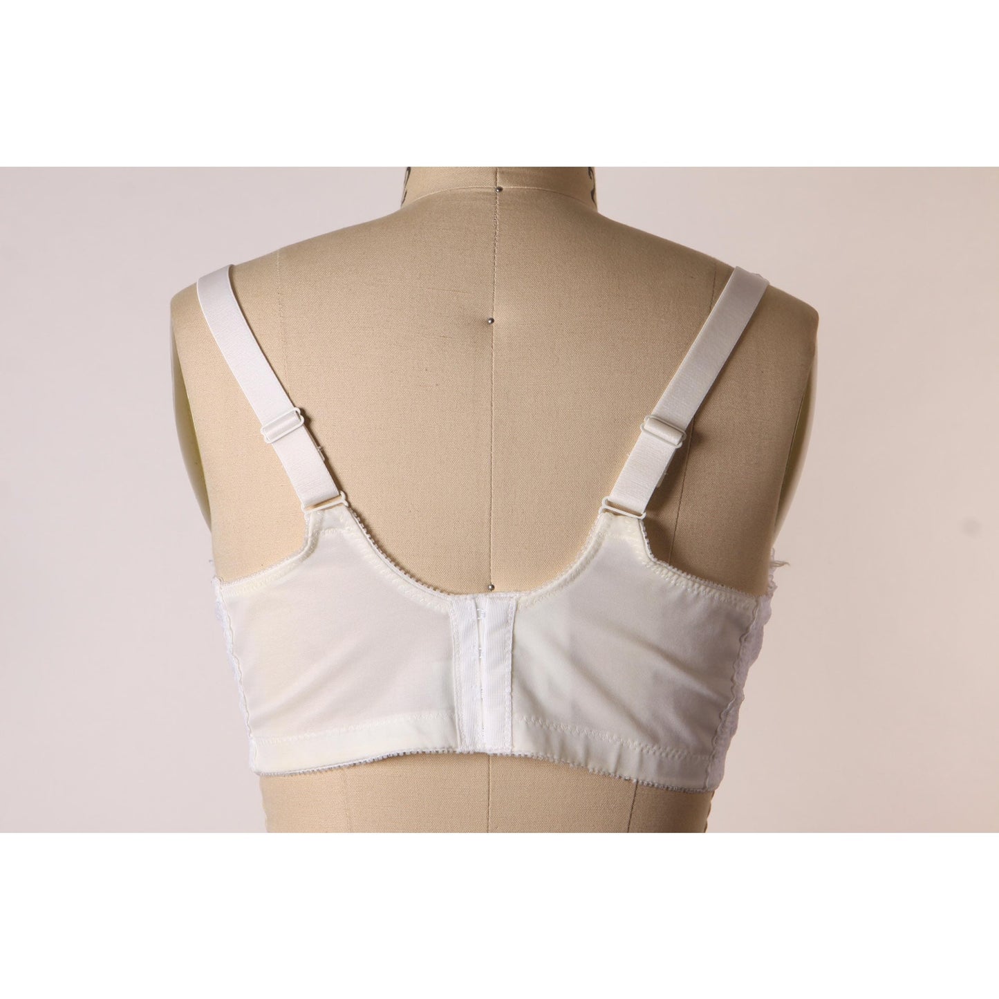 1970s White Floral Lace Floral Bow Detail Padded Bra by Jodee Surgical-40C