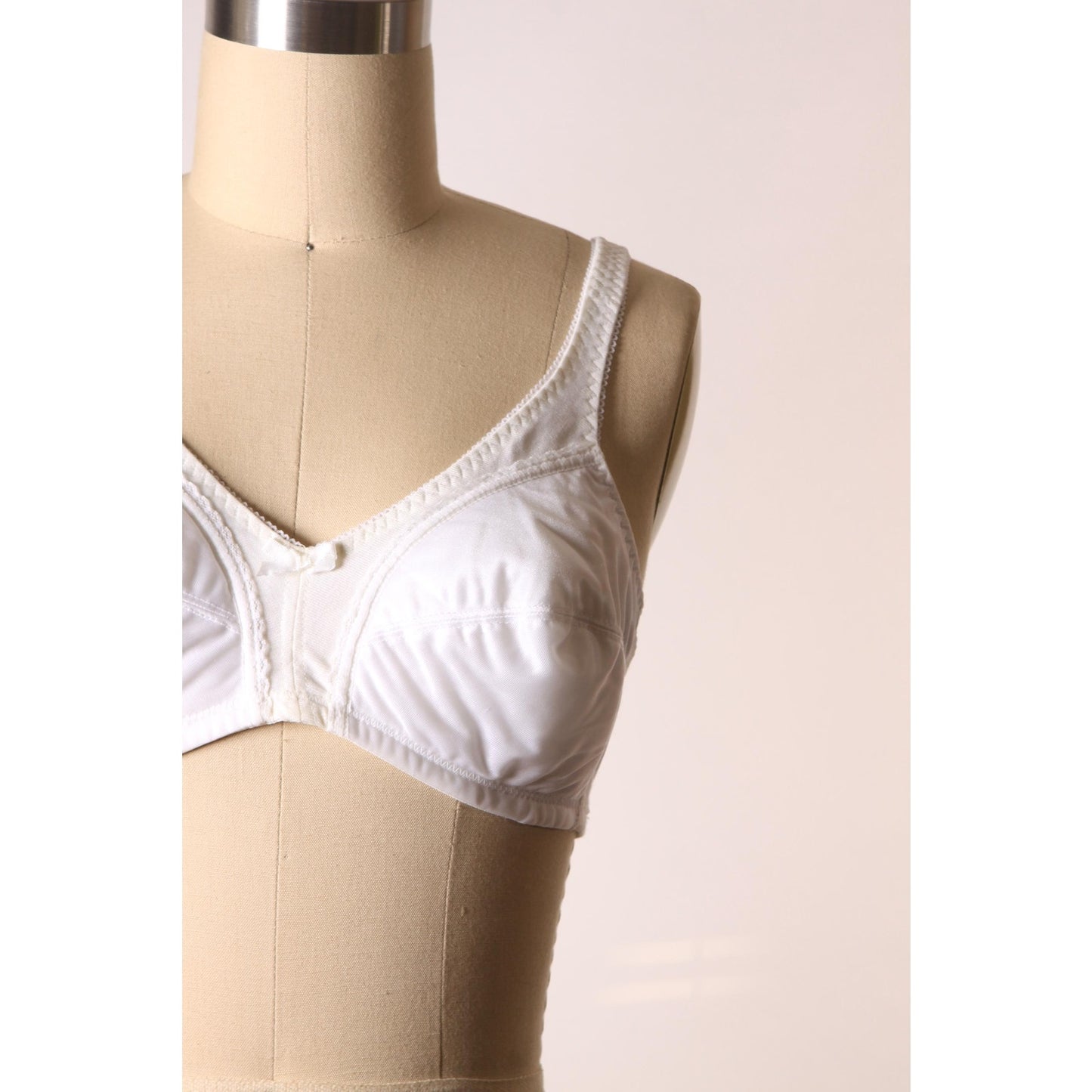 1970s White Light Padded Cup Bow Detail Bra by Sears-38A