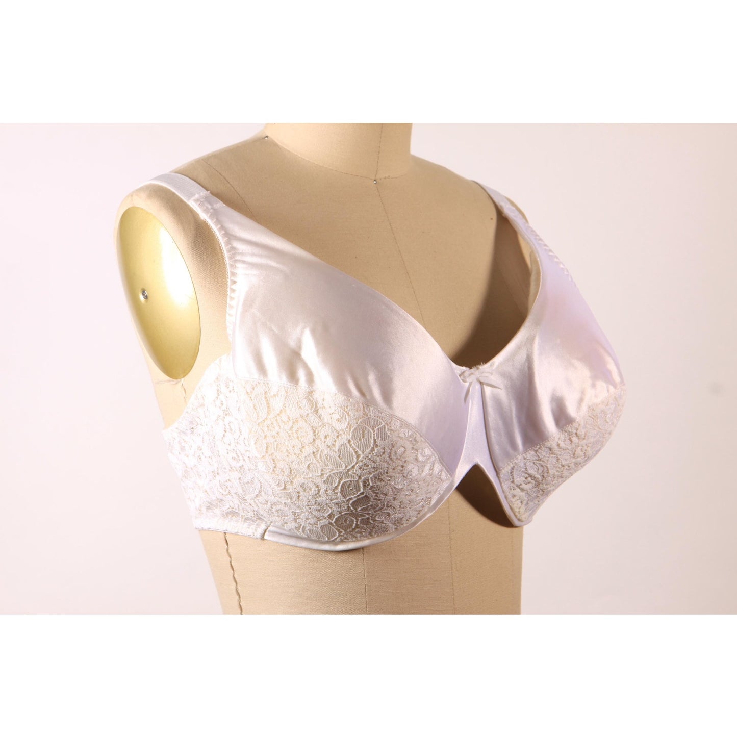 1970s 1980s White Floral Lace Bow Detail Bra by Rendezvous Maidenform-38D