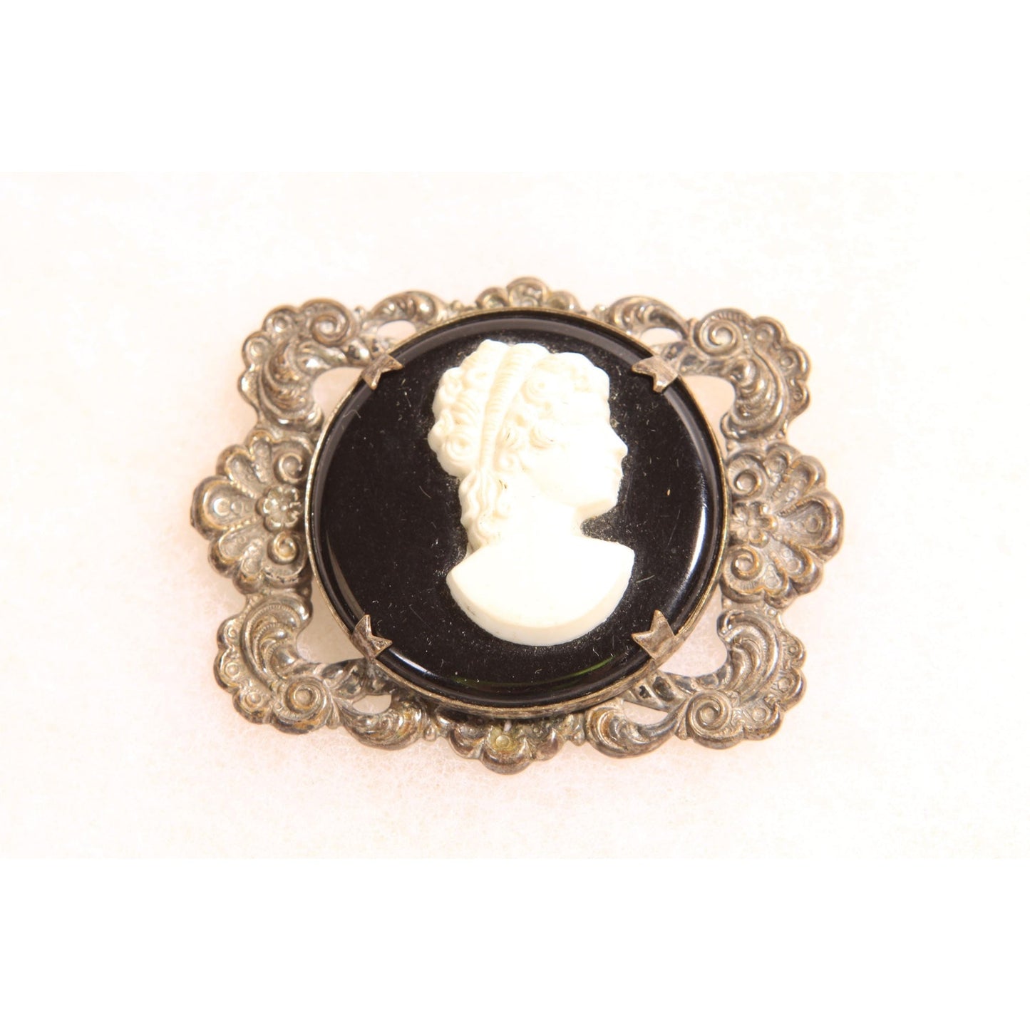 1940s 1950s Black and White Cameo Silver Tone Metal Brooch