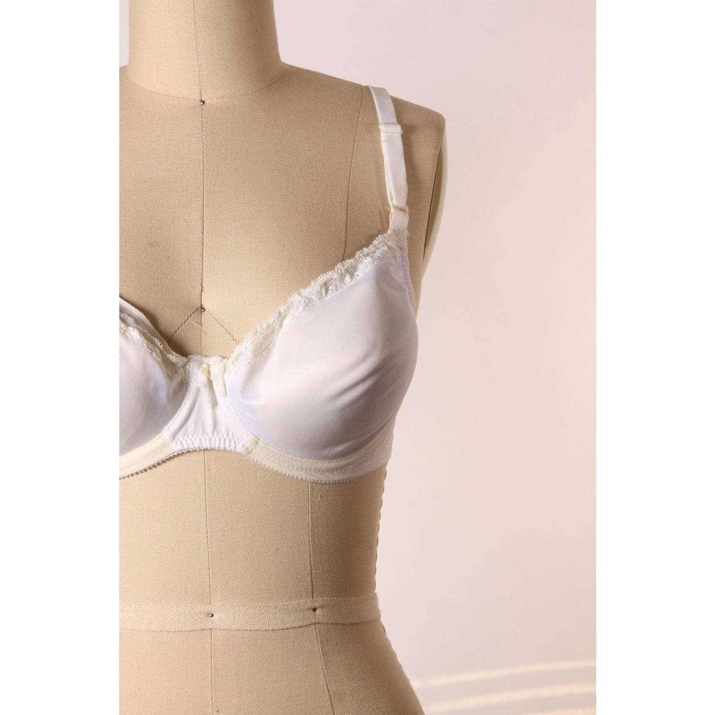 1970s White Foam Removable Cups Lace Trim Bow Detail Bra by Bali-38B