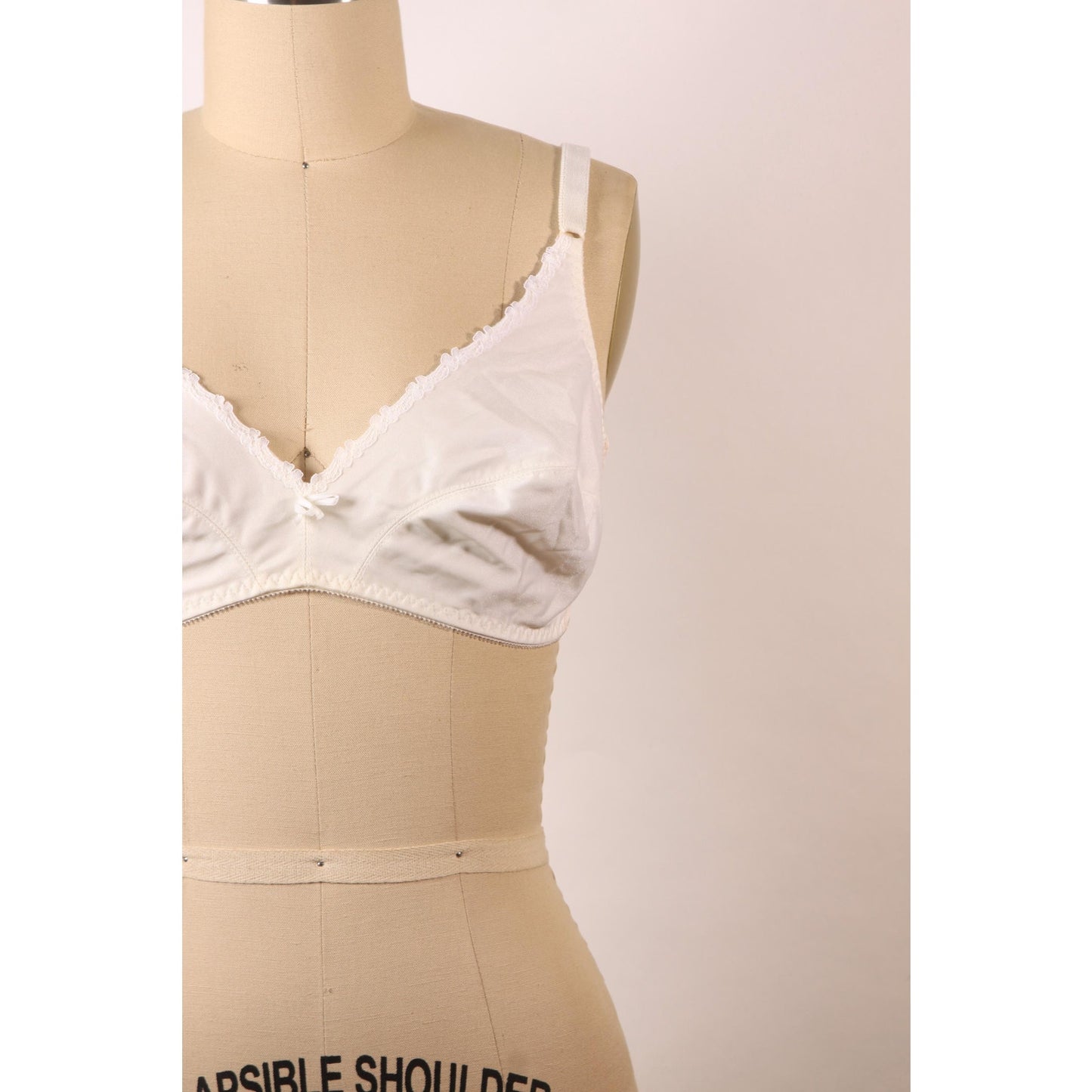 1970s White Lace Trim Bow Detail Bra by Maidenform-38B