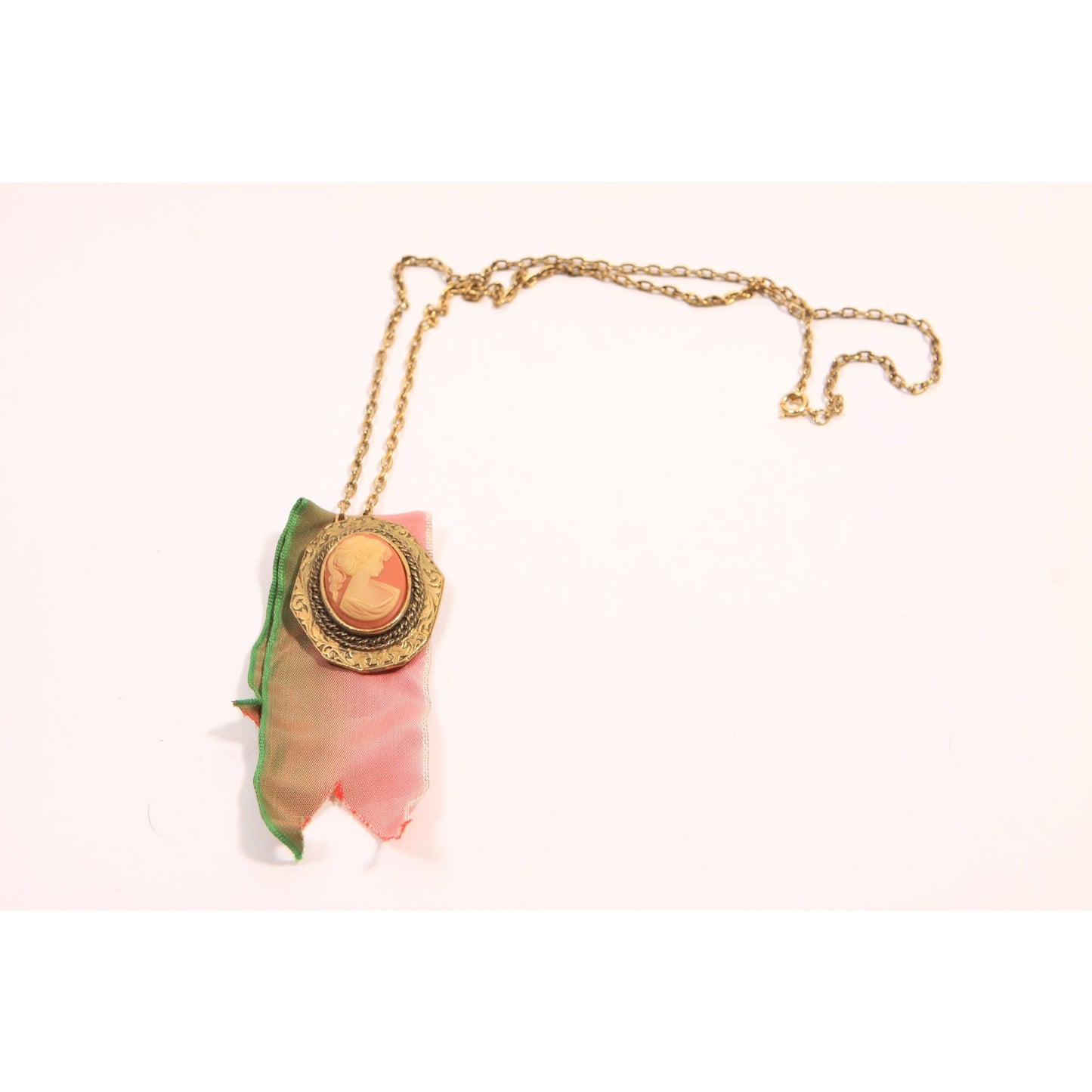 1950s 1960s Pink and Gold Tone Metal Cameo Ribbon Pendant Necklace