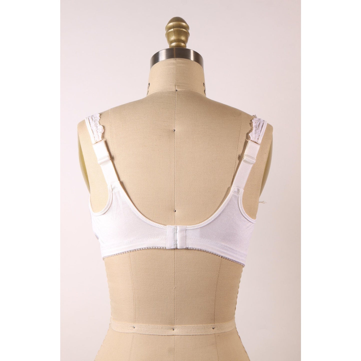 1980s White and Beige Floral Lace Bow Detail Bra by Classique-38B