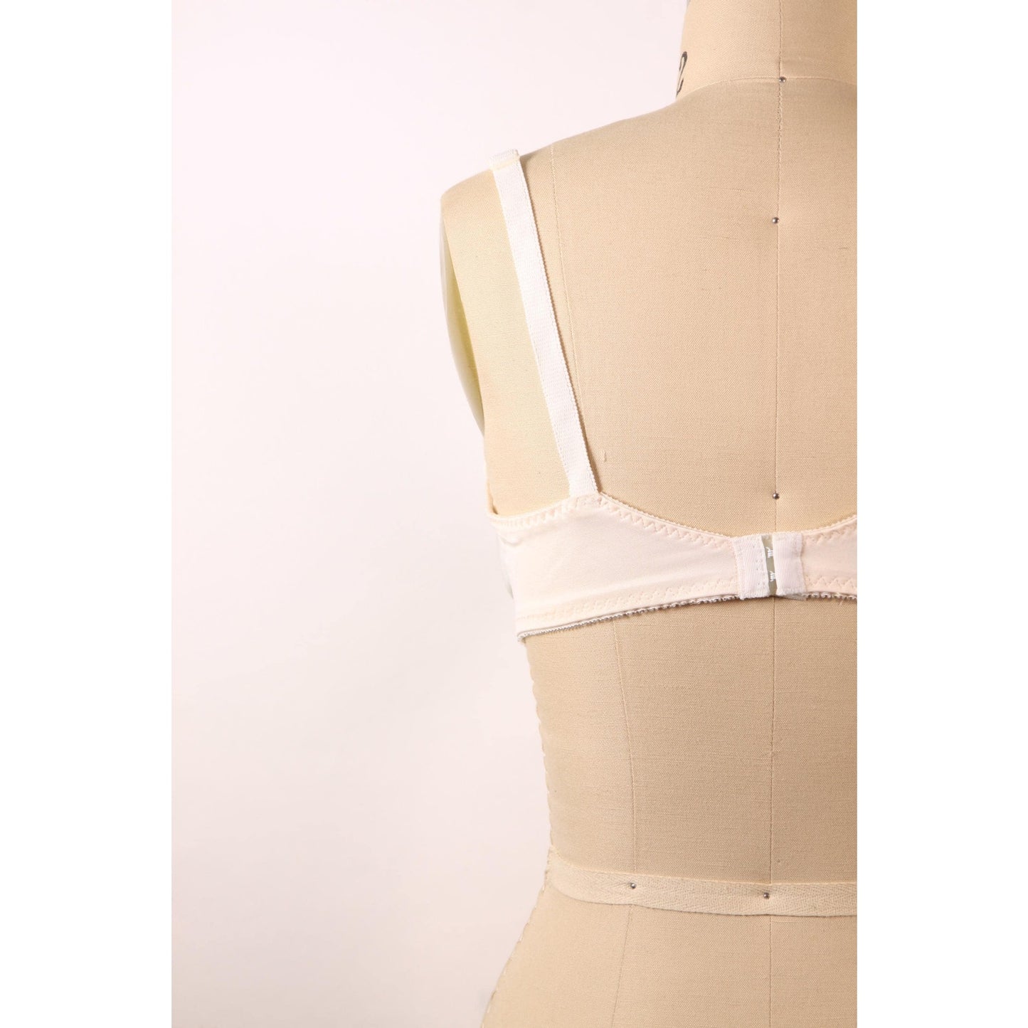 1970s White Lace Trim Bow Detail Bra by Maidenform-38B