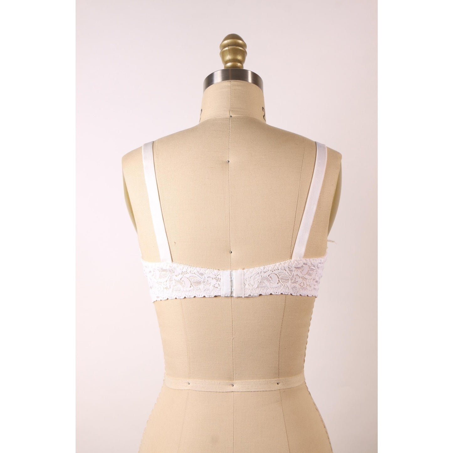 1970s 1980s White Sheer Floral Lace Bow Detail Bra by Rendezvous Maidenform-38B
