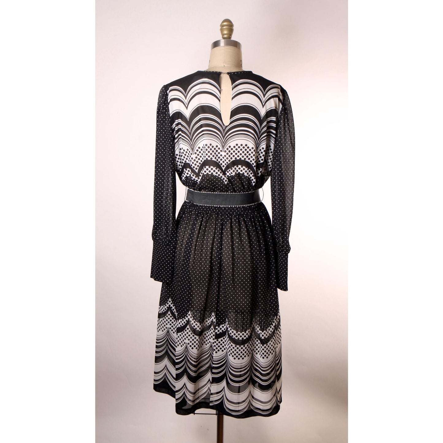 1970s Black and White Scalloped Mod Long Sleeve Belted Flared Skirt Dress -L