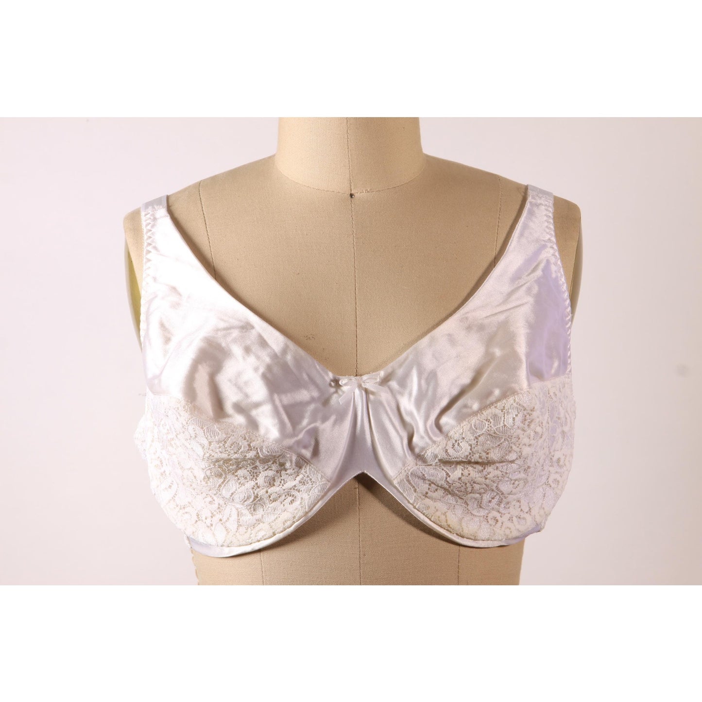 1970s 1980s White Floral Lace Bow Detail Bra by Rendezvous Maidenform-38D