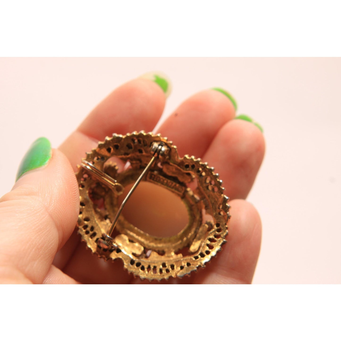 1950s 1960s Pink and Cream Cameo Gold Tone Metal Faux Pearl Pendant Brooch by Florenza